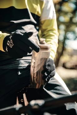 Fidlock Twist Single Bottle 590 Ersatz-Trinkflasche Transparent Schwarz -Bike Zubehör fidlock single bottle 590 ml lifestyle 1