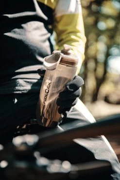 Fidlock Twist Single Bottle 590 Ersatz-Trinkflasche Transparent Schwarz -Bike Zubehör fidlock single bottle 590 ml lifestyle 2