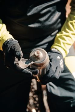 Fidlock Twist Single Bottle 590 Ersatz-Trinkflasche Transparent Schwarz -Bike Zubehör fidlock single bottle 590 ml lifestyle 3