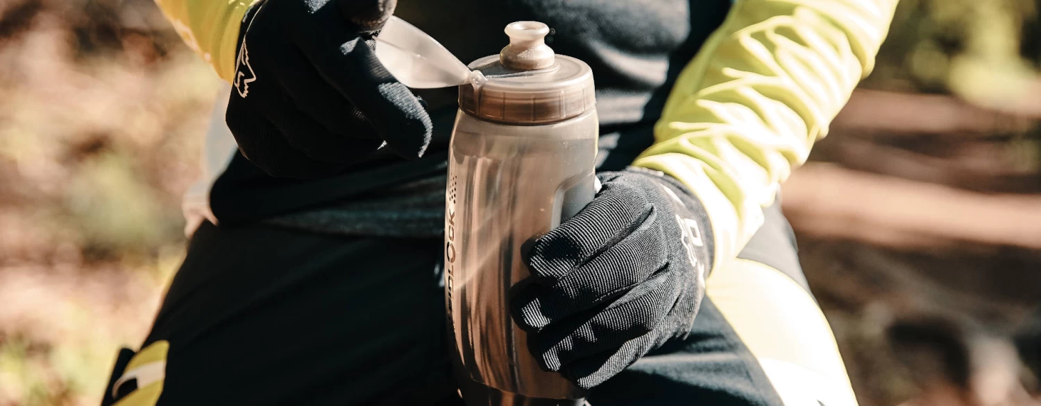 Fidlock Twist Bottle 590 Trinkflasche transparent schwarz + Bike Base Fidlock Twist Bottle 590 Trinkflasche Transparent Schwarz + Bike Base -Bike Zubehör fidlock twist bottle 590 ml bike base action