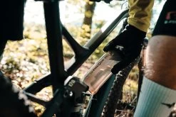 Fidlock Twist Bottle 590 Trinkflasche Transparent Schwarz + Bike Base 6 Fidlock Twist Bottle 590 Trinkflasche Transparent Schwarz + Bike Base -Bike Zubehör fidlock twist lifestyle 1