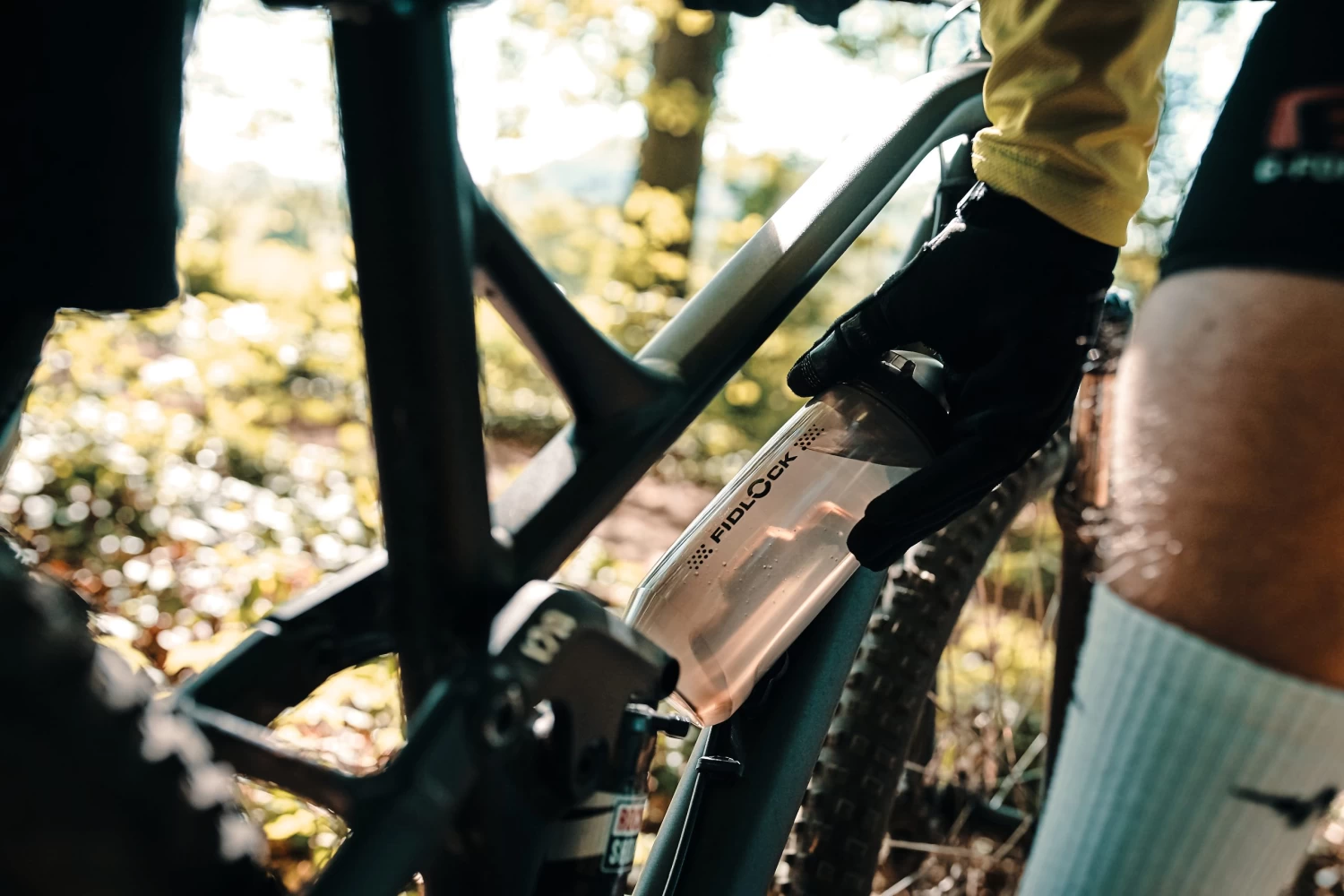 Fidlock Twist Bottle 590 Trinkflasche transparent schwarz + Bike Base Fidlock Twist Bottle 590 Trinkflasche Transparent Schwarz + Bike Base -Bike Zubehör fidlock twist lifestyle 1 scaled