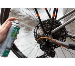 Motorex Easy Clean Ketten- Und Teilereiniger -Bike Zubehör mtorex easy clean ketten und teilreiniger im einsatz 3