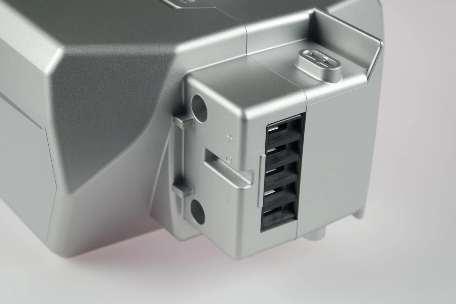 Panasonic E-Bike Battery - 36 Volt - 15,4 Ah - Deluxe Panasonic E-Bike Battery - 36 Volt - 15,4 Ah - Deluxe -Bike Zubehör panasonic deluxe battery charging contact scaled