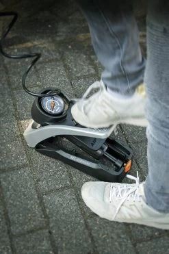 SKS Airstep Fußpumpe Für E-Bikes -Bike Zubehör sks airstep fusspumpe im einatz 2