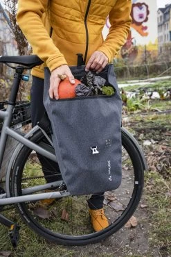 VAUDE ReCycle Commute Single Hinterradtasche -Bike Zubehör vaude recycle commute single action 1