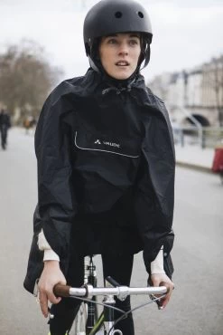 Vaude Valdipino Regen-Poncho 4 Vaude Valdipino Regen-Poncho -Bike Zubehör vaude valdipino regen poncho schwarz action